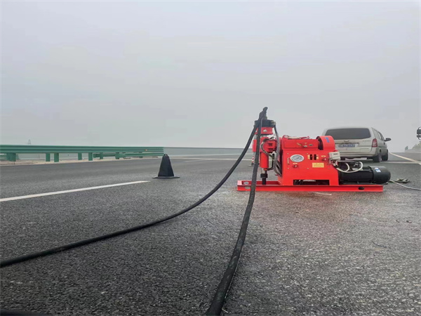 海伦马路路基路面开裂下沉注浆加固灌浆